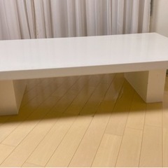 重厚感のある白のローテーブル