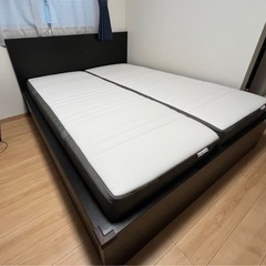 IKEAクイーンサイズベッド(IKEAのセミシングルマットレス２...