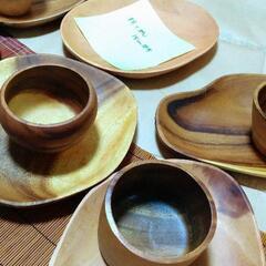 すべて形の違う木製の皿とカップ