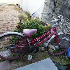 女の子用のピンクの自転車