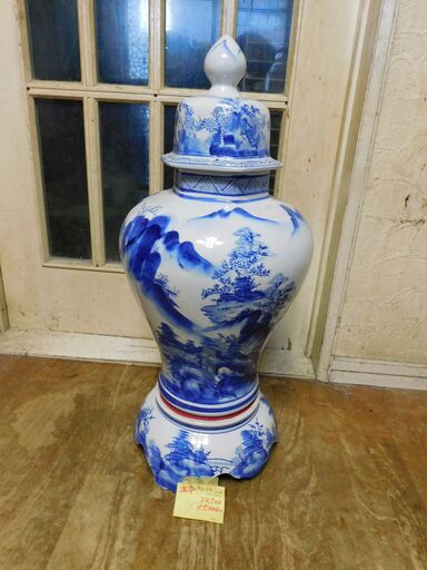 値下げ。格安家具廃業展示新品　大型飾り壷　陶磁器・素敵な染付、山水画・青　　中国製　ｗ３０（１１）ｈ６３ｃｍ。　客室・床の間飾り美術工芸品。ホテル、大広間、玄関先にご利用ください。