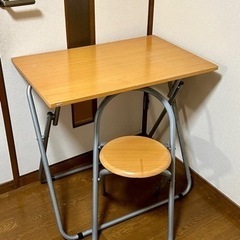 折りたたみテーブルと椅子