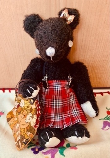 ハンドメイド　テディベア  ブラック　チェックスカートの女の子