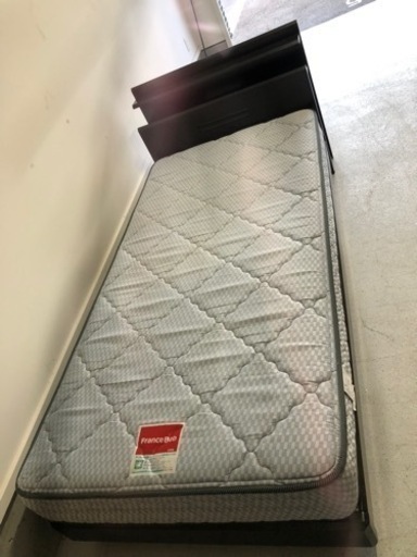 マトレッスはFrancebed.。フレ-ムのメ-カ-不明です.