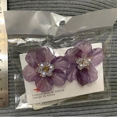 お花モチーフ　ピアス　新品未使用　紫