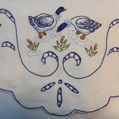 【未使用】楕円形　アヒルと花の刺繍　テーブルセンター刺繍クロス