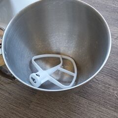 【美品】【使用１年未満】スタンドミキサー・キッチンエイドミキサー　KSM150WH　パン生地・クリーム泡立て・ハンバーグ、うどん業務用