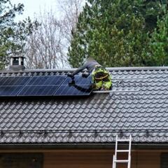 太陽光発電システム施工スタッフ − 福岡県
