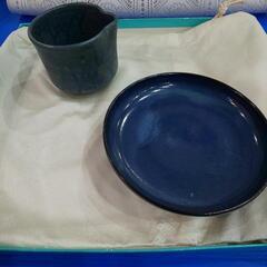青の しっかりとした皿と 注ぎ口のある 入れ物