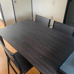 テーブル1台と椅子4脚