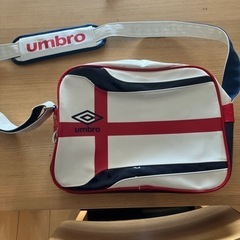 UMBRO  小さめなエナメルバッグ　イングランドデザイン　ショ...