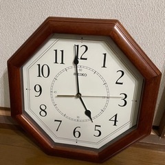 SEIKO掛け時計。落ち着いたデザインです。サイズは縦横とも約33㌢