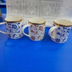 白に 青 エンジ色の模様の マグカップ × 3個