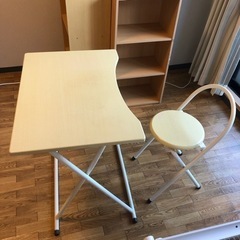 折り畳み式のテーブルと椅子