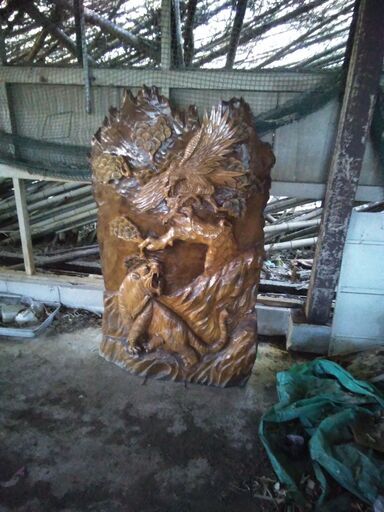 大きな木の彫刻