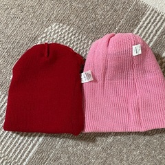 赤とピンクのニット帽
