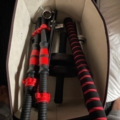 ベンチプレス(100kg)、ベンチ、ダンベル、腹筋ローラーなど