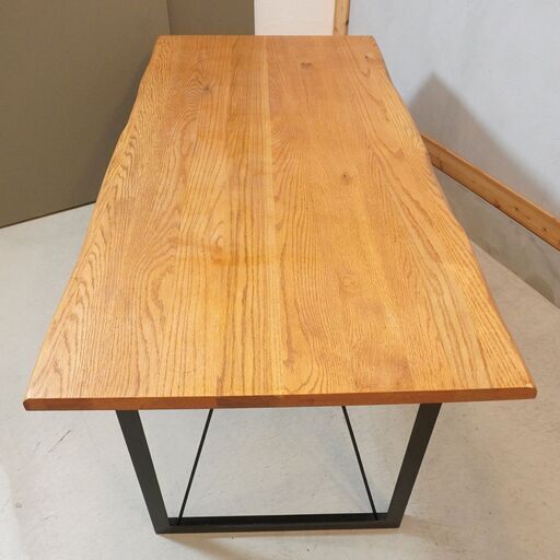 福岡大川の家具メーカー”清美堂”よりDWELLER ダイニングテーブルです。無機質なスチール脚とオーク無垢材を組み合わせたラフで無骨な雰囲気の食卓テーブル。ブルックリンスタイルなどにオススメ♪DL123