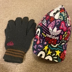 adidasのcapと手袋です