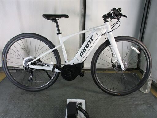 Ｄ197★超美品★整備済み　中古電動クロスバイク自転車★定価27万5千★GIANT　ESCAPE　RE＋【　白　700ｃ　445mm　11.3Ah】