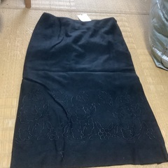 新品、黒のスカートです。