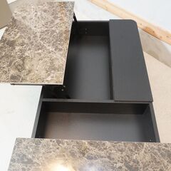 イタリアのブランドCalligaris(カリガリス)社の AROUND(アラウンド)リビングテーブルです。モダンな天板下にはビルドインストレージがあり大容量の収納スペースを備えるコーヒーテーブル♪DL202