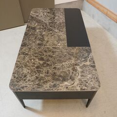 イタリアのブランドCalligaris(カリガリス)社の AROUND(アラウンド)リビングテーブルです。モダンな天板下にはビルドインストレージがあり大容量の収納スペースを備えるコーヒーテーブル♪DL202