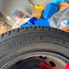 スタッドレスタイヤ溝も超キレイです　185/65R14