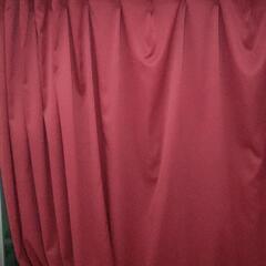 赤い遮光カーテン