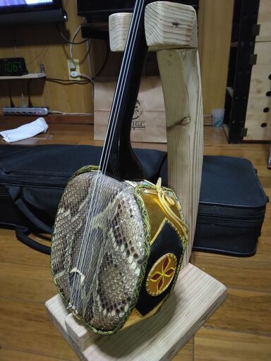 沖縄三味線本体 本皮ヘビ皮製 3弦と水牛バチセット 本革 三味線 三点セット 沖縄三味線本体 本皮ヘビ皮製 3弦