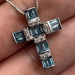 K18WG pt850 ダイヤモンドクロスネックレス 0.65ct ブルーダイヤ