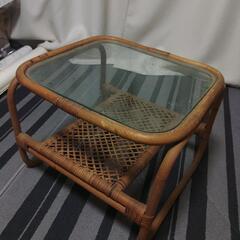 籐製のガラストップローテーブル