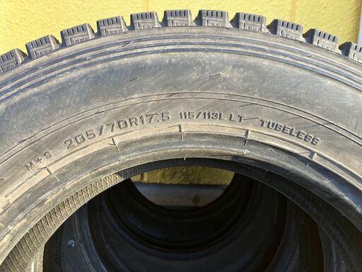 トラック用スタドレスタイヤ　5本セット　205/70Ｒ17,5　ダンロップSPLT02