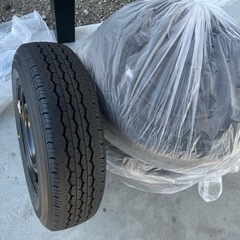 ハイエース　純正タイヤ　４本　195/80R15  新品ホイール付き