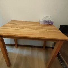 ダイニングテーブル、木製と小さい降りたたみテーブル