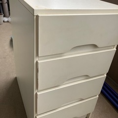 IKEAの白い机