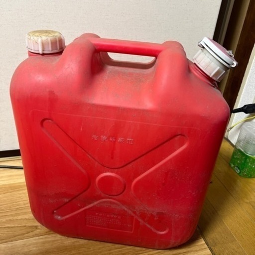 灯油ストーブと灯油用18Lポリタンク(灯油約10L残している)