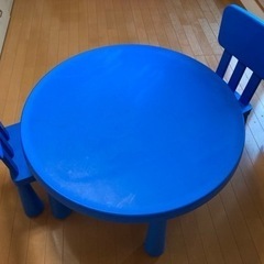 IKEAのミニテーブルと椅子２脚