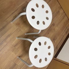 パイプ椅子　白２つ