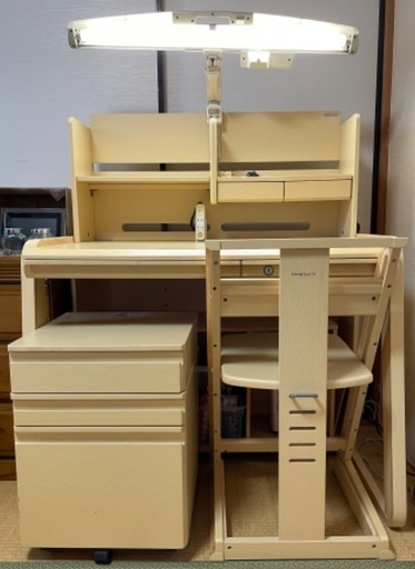 オカムラ製ピエルナシリーズの学習机。 デスク、3段ワゴン、イス