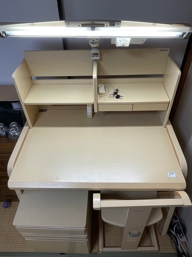 オカムラ製ピエルナシリーズの学習机。 デスク、3段ワゴン、イス