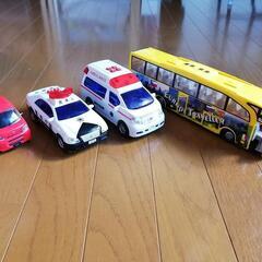 バス、パトカー、救急車、郵便車