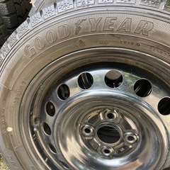 新しいタイヤ アクア 2022年製 バリ溝 175-65-15 スタッドレスタイヤ グッドイヤー ポルテ スペイド ヴィッツ カローラ