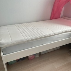 IKEA ベッドフレーム、マットレス、マットレスパッド