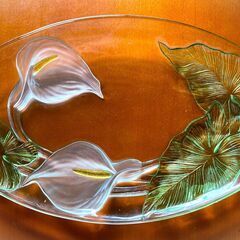 【手渡し】裏側にキズ有の大特価 カラー(花)が綺麗なガラス大皿