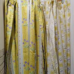 黄色い花柄カーテン
