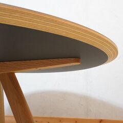 北欧デンマークのインテリアブランドHAY(ヘイ)のロナン＆エルワン・ブルレック兄弟がデザインしたCPH20ラウンドテーブルです。ライトグレーとナチュラル色の明るい表情を引き立てるデザインが魅力的。DL239