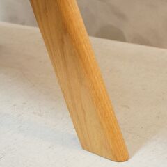 北欧デンマークのインテリアブランドHAY(ヘイ)のロナン＆エルワン・ブルレック兄弟がデザインしたCPH20ラウンドテーブルです。ライトグレーとナチュラル色の明るい表情を引き立てるデザインが魅力的。DL239