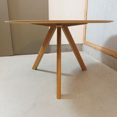 北欧デンマークのインテリアブランドHAY(ヘイ)のロナン＆エルワン・ブルレック兄弟がデザインしたCPH20ラウンドテーブルです。ライトグレーとナチュラル色の明るい表情を引き立てるデザインが魅力的。DL239