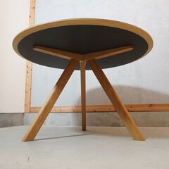 北欧デンマークのインテリアブランドHAY(ヘイ)のロナン＆エルワン・ブルレック兄弟がデザインしたCPH20ラウンドテーブルです。ライトグレーとナチュラル色の明るい表情を引き立てるデザインが魅力的。DL239